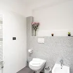 White Flat In Center By Rent * コモ