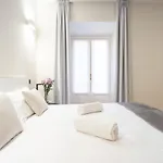 White Flat In Center By Rent * コモ
