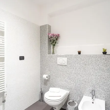 White Flat In Center By Rent * Como