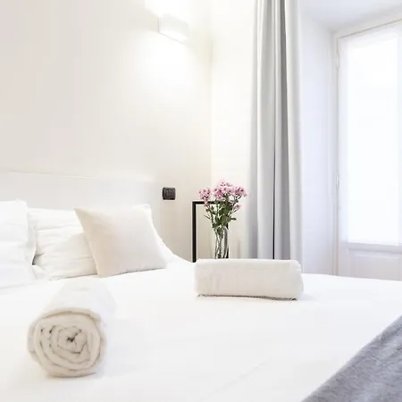 White Flat In Center By Rent Apartment Como