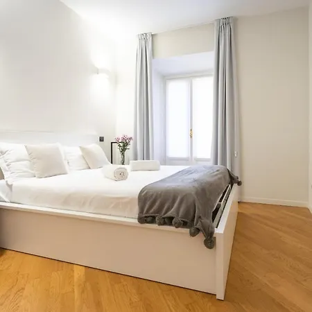 White Flat In Center By Rent Apartment Como